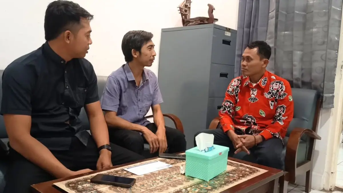 KOMUNIKASI: Perwakilan dari DPC Partai Demokrat saat berkoordinasi di KPU Blora, diterima Koordinator Divisi Teknis KPU Blora Ahmad Solikin (paling kanan). (dokumentasi KPU Blora)