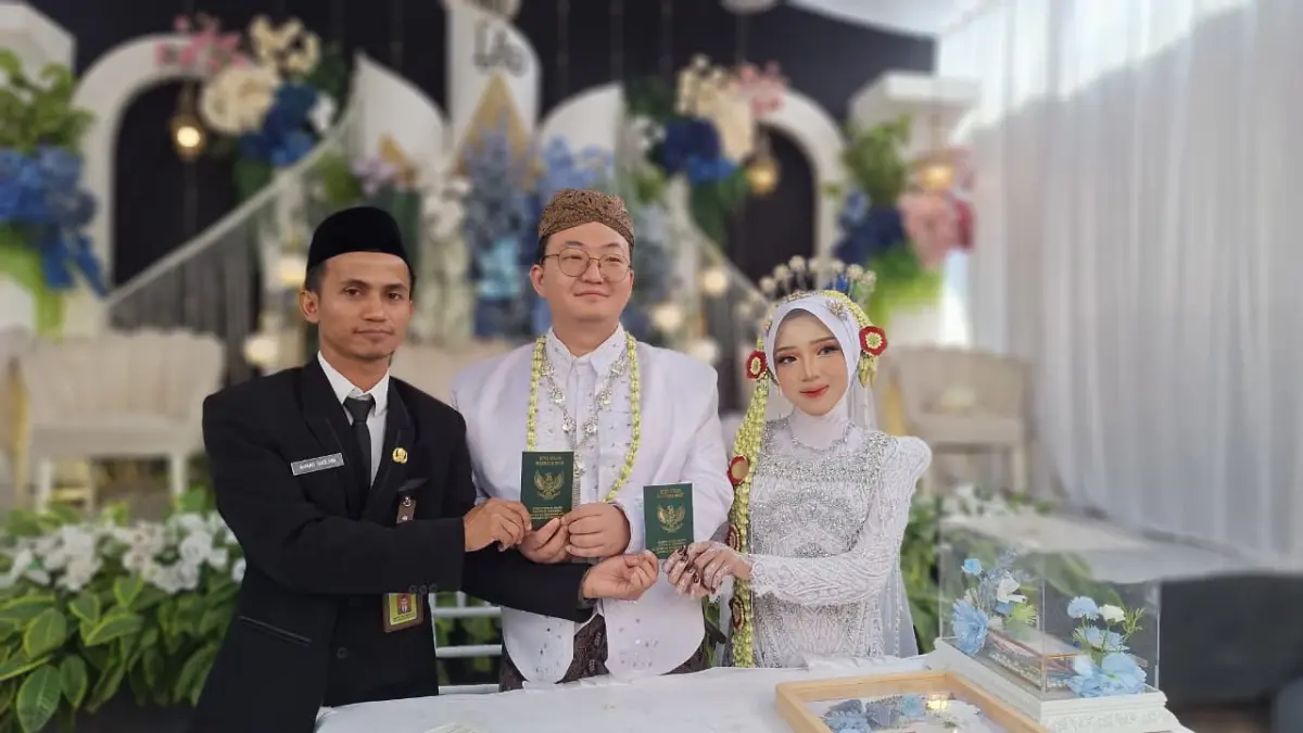 KUA SEDAN/RADAR KUDUS

TUNJUKKAN BUKU NIKAH: Lu Wei warga Tiongkok menikahi Min Amrina Rosada gadis asal Desa Sambong Sedan.