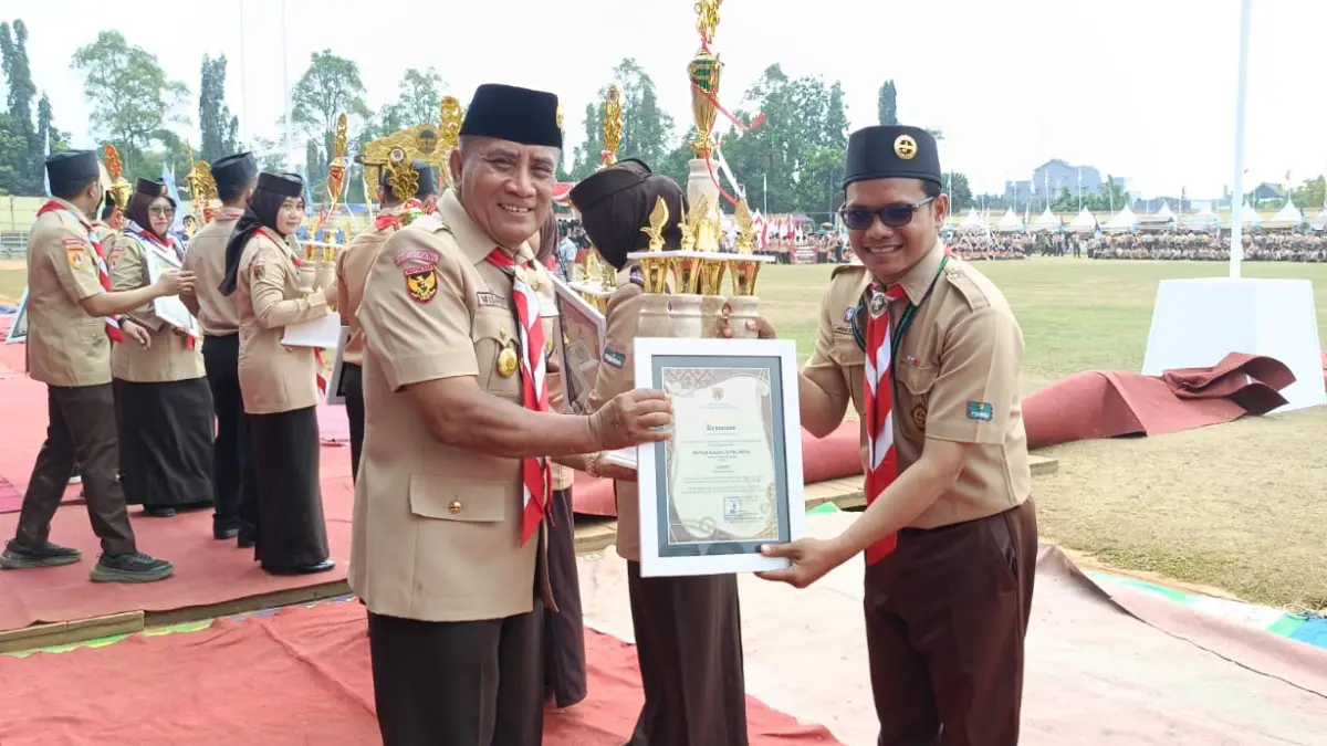 PENGHARGAAN: Pembina Gudep Asal Grobogan saat menerima penghargaan.