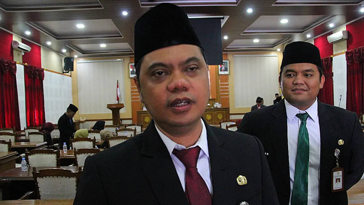 PROGRESIF: Bupati Jepara Witiarso Utomo menjelaskan rencana pembangunan pelabuhan berskala internasional serta kawasan peruntukan industri (KPI). (FIKRI THOHARUDIN/RADAR KUDUS)