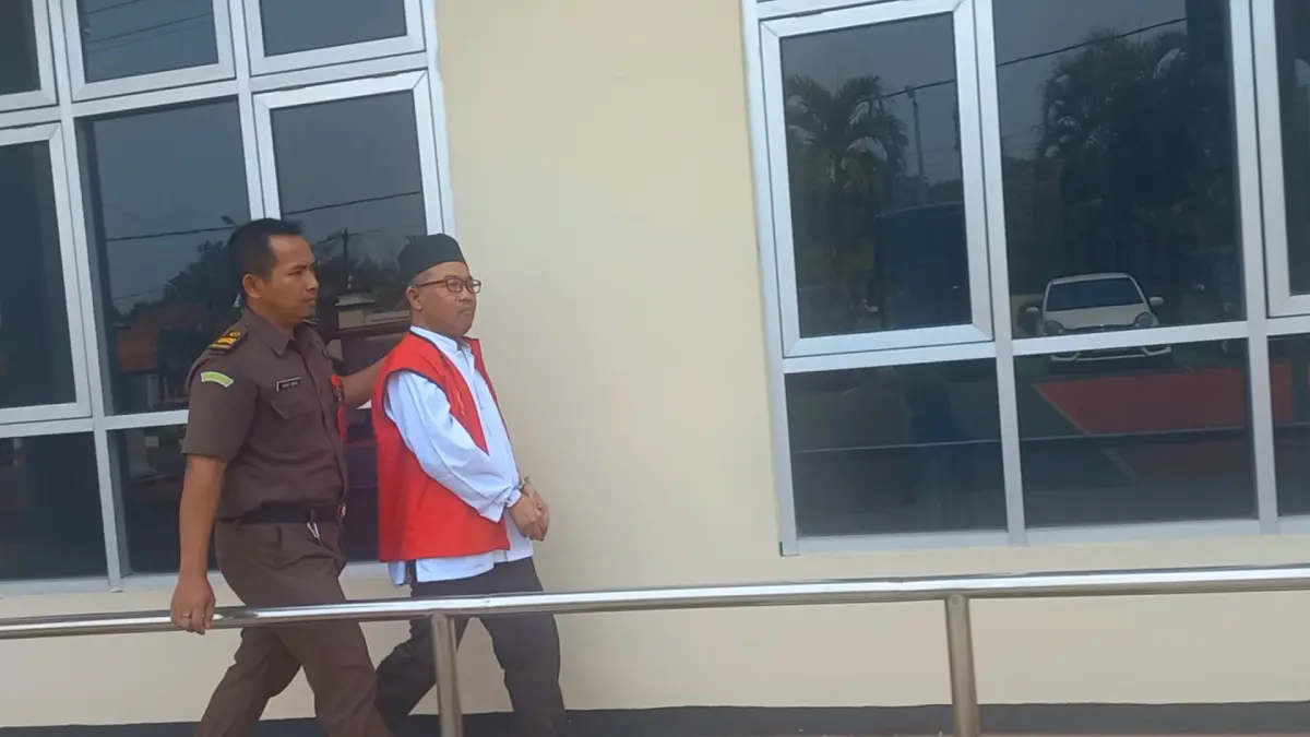 TAMPAK SEHAT: Terdakwa kasus kekerasan seksual terhadap santriwati sendiri, Abi Jamroh, selalu sumringah saat masuk maupun keluar ruangan sidang. Ia kembali menjalani sidang lanjutan, pemeriksaan saksi pada Kamis (10/9). (FIKRI THOHARUDIN/RADAR KUDUS)