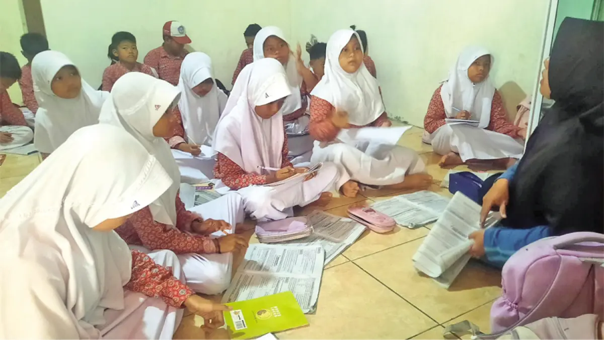 BELAJAR: Sejumlah murid SD 4 Undaan Kidul belajar di musala Baitul Muttaqin, Kecamatan Undaan. (INDAH SUSANTI/RADAR KUDUS)