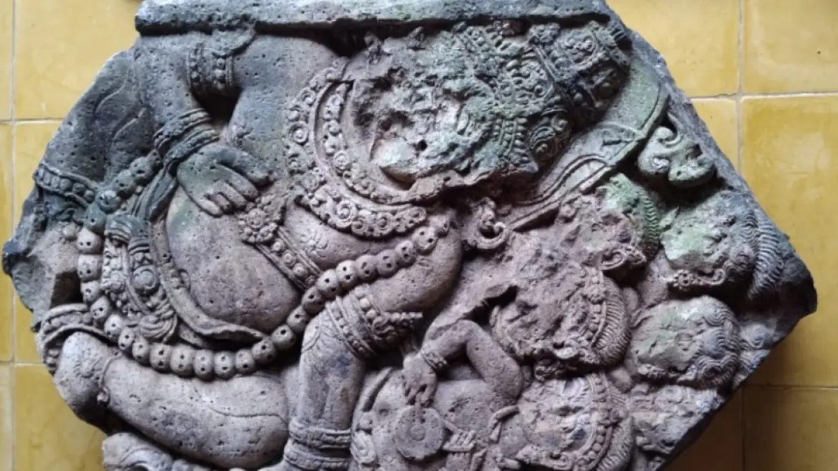 BERSEJARAH: Motif Kalabhairawa dan Apsara (diyakini sebagai perempuan surgawi) dengan wajah yang telah mengalami pengrusakan.