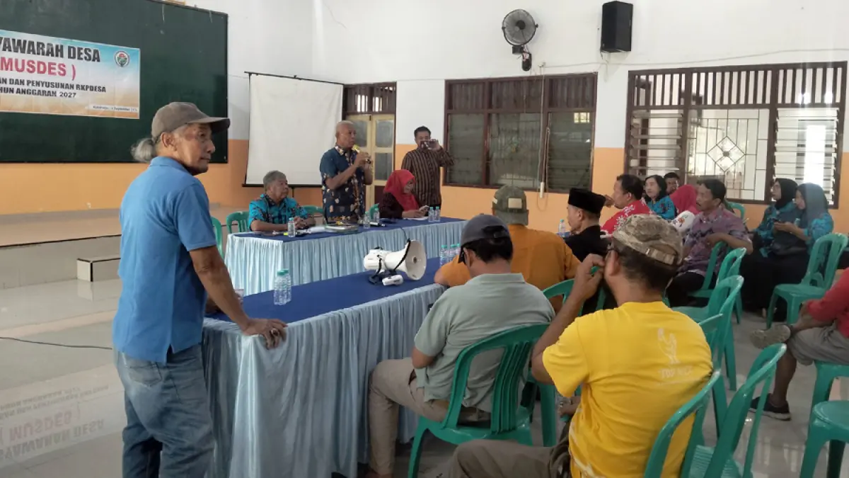 DIBAHAS: Pemerintah Desa Kutoharjo menggelar musyawarah desa menyikapi perangkat nakalnya di balai desa setempat kemarin. (ANDRE FAIDHIL FALAH/RADAR KUDUS)