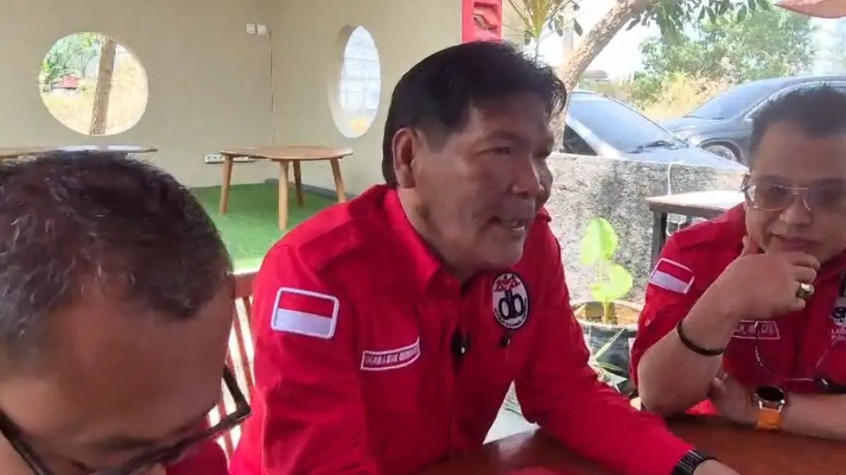 DOK. RADAR KUDUS
BERI KETERANGAN: Kuasa Hukum SM Darmawan Budiharto bersama tim memberikan keterangan dugaan perselingkuhan oknum anggota DPRD Rembang, Kamis petang (10/9).



