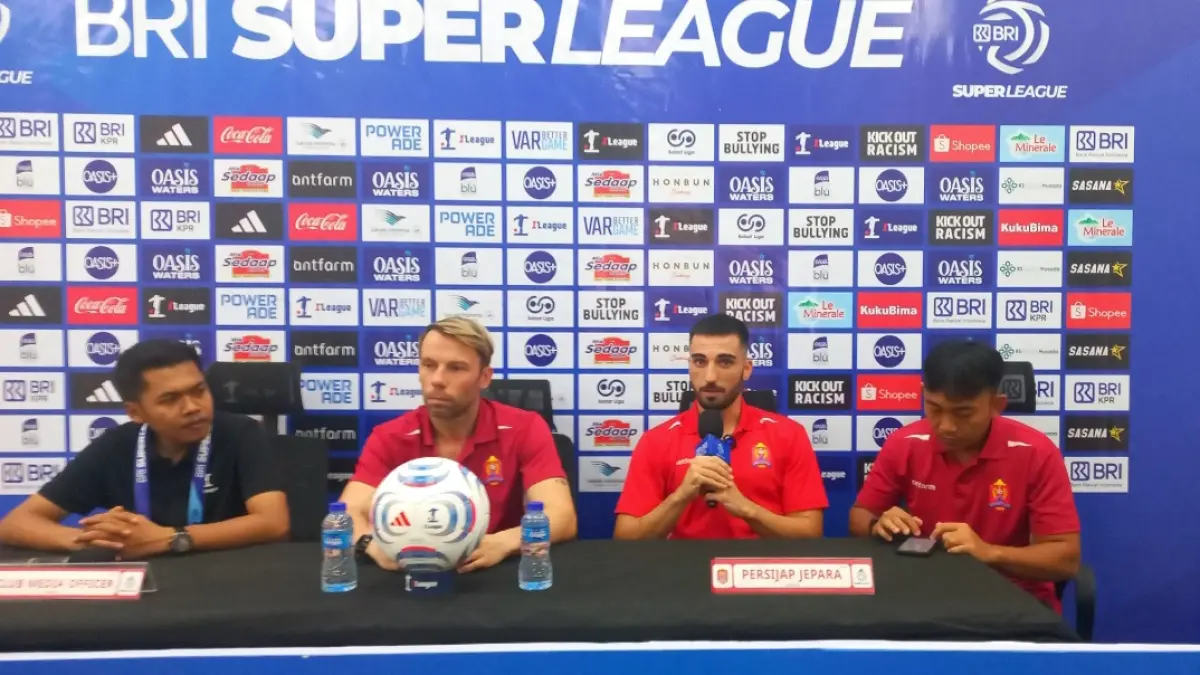 HUTANG KEKALAHAN: Jelang menjamu Boreno FC, Pelatih Kepala Persijap Jepara Juan Cortes didampingi Bek Persijap Marcos Blasco berikan keterangan saat Pre Match Press Conference (PMPC) di Stadion GBK Jepara, Jumat (11/9). (FIKRI THOHARUDIN/RADAR KUDUS)