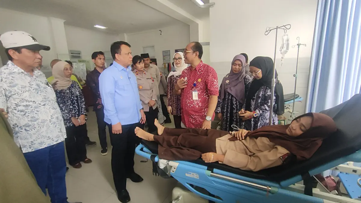 JENGUK PASIEN: Wakil Kepala Badan Gizi Nasional (BGN), Mayjen TNI (Purn) Trenggono didampingi Sekda Rembang, Fahrudin serta Kepala Puskesmas Lasem, dr Joko Paryanto menjenguk siswa dugaan keracunan MBG di Puskesmas Lasem. (WISNU AJI/RADAR KUDUS)
