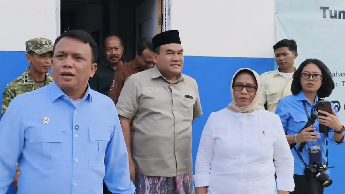 ‎KUNJUNGAN: Wakil Kepala BGN Mayjen TNI (Purn) Trenggono mengunjungi SPPG Sukorejo 2 yang beberapa hari lalu diduga menyebabkan 216 orang keracunan. (ARIF FAKHRIAN KHALIM/RADAR KUDUS)