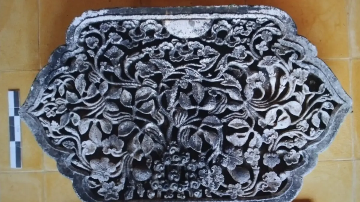 MENDETAIL: Motif Sulur-suluran di balik motif Kalabhairawa dan Apsara, batu berukir pada kedua sisi ini ditemukan di Kriyan, Kalinyamatan.