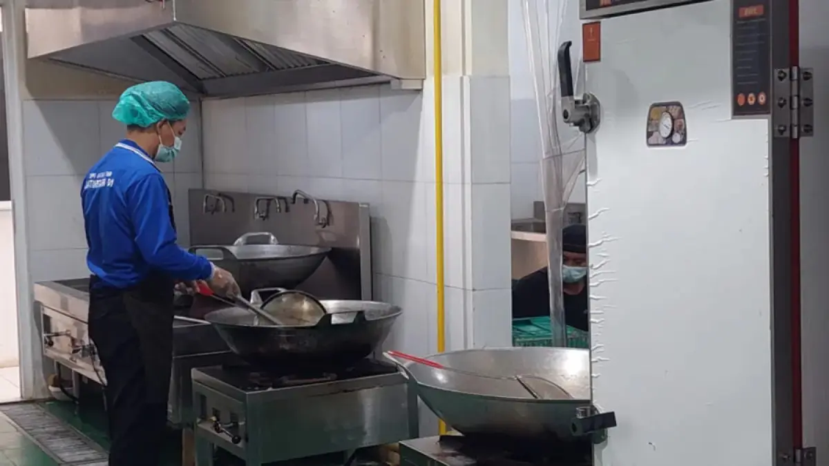 Roni Suradi, 45 tahun, chef di SPPG Jatinegara 01 Jakarta Timur. (Dimas Choirul/JawaPos.com)