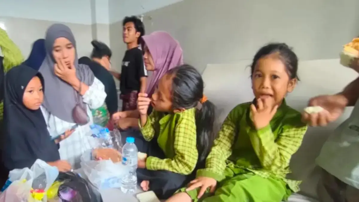 Sebagian murid SDN Beber mendapat perawatan dari petugas kesehatan Puskesmas Pringgarata, Jumat (11/9). (Dewi/Lombok Post)