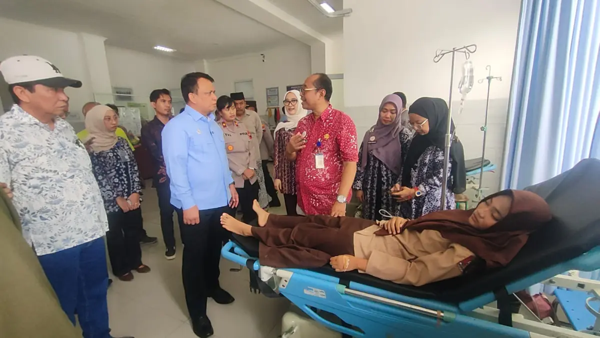WISNU AJI/RADAR KUDUS
JENGUK PASIEN: Sekda Rembang Fahrudin mendampingi Wakil Ketua BGN Trenggono menjenguk pasien dugaan keracunan MBG di Puskesmas Lasem kemarin.