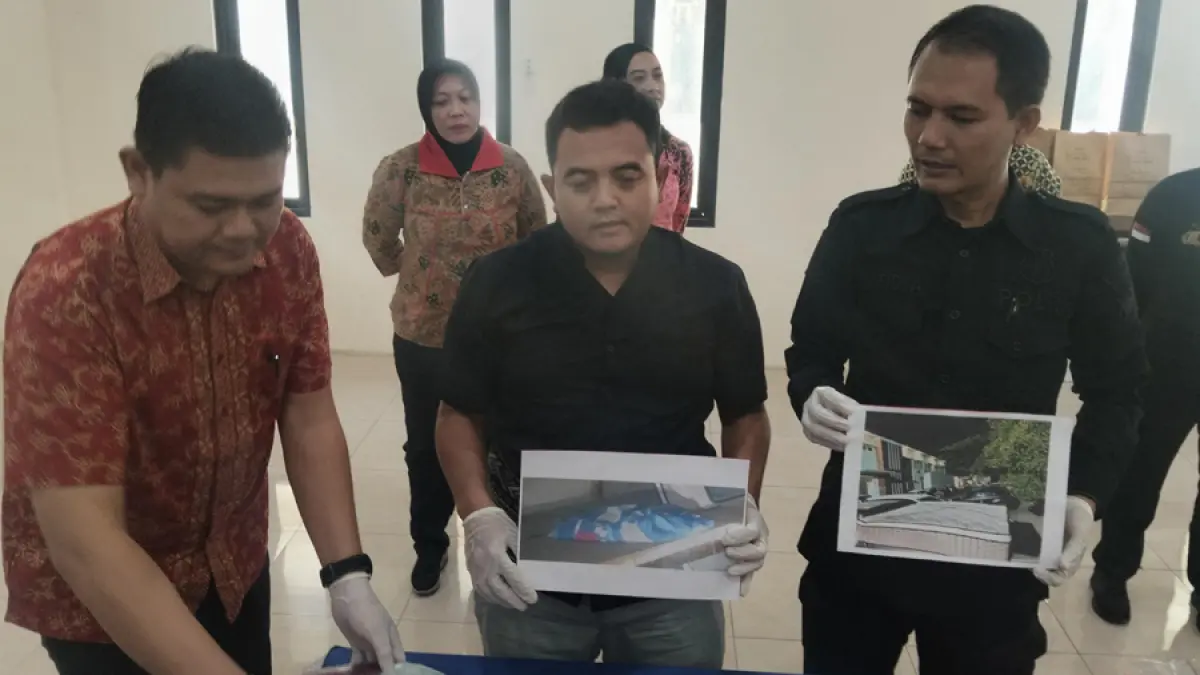 DITUNJUKKAN: Kepolisian menunjukkan barang bukti dugaan pencabulan kiai di Mapolresta setempat pada Jumat (11/9). (ANDRE FAIDHIL FALAH/RADAR KUDUS)