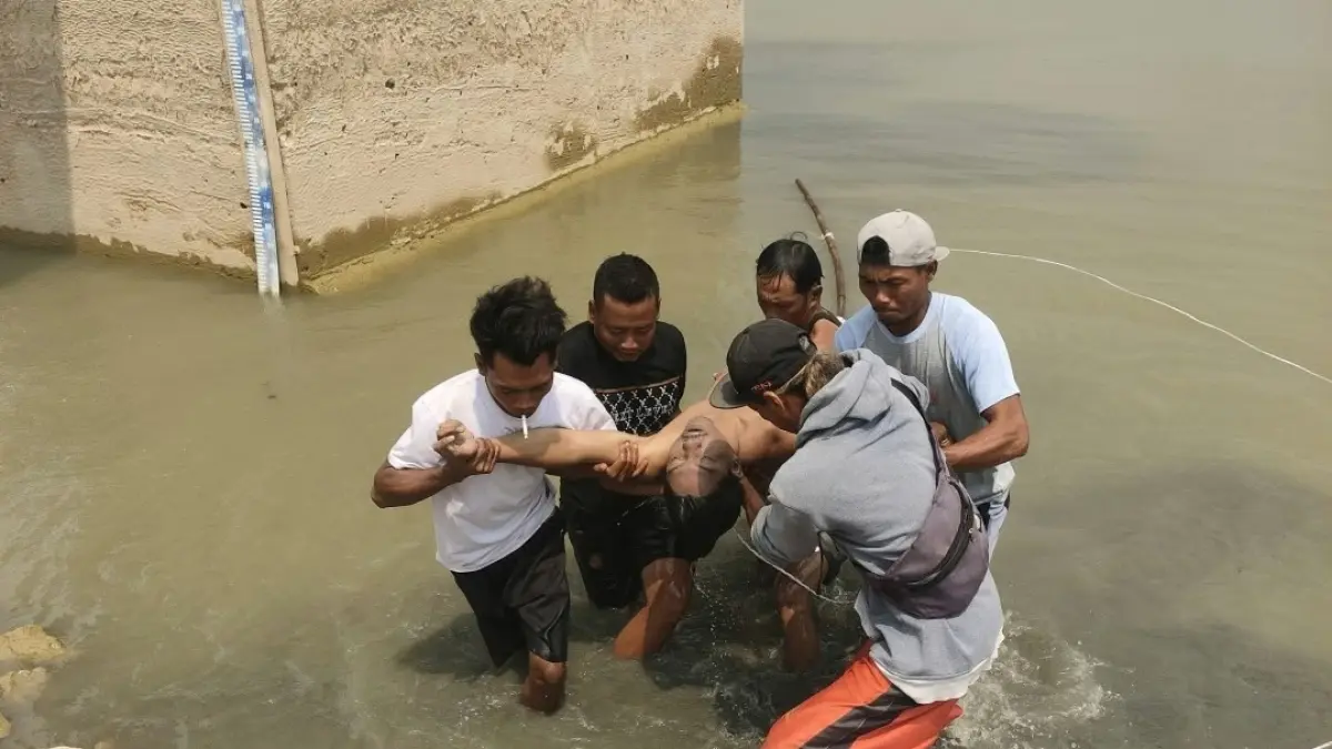 DOK. RADAR KUDUS
EVAKUASI: Korban tenggelam di Bendungan Grawan Sumber dievakuasi kemarin siang.
