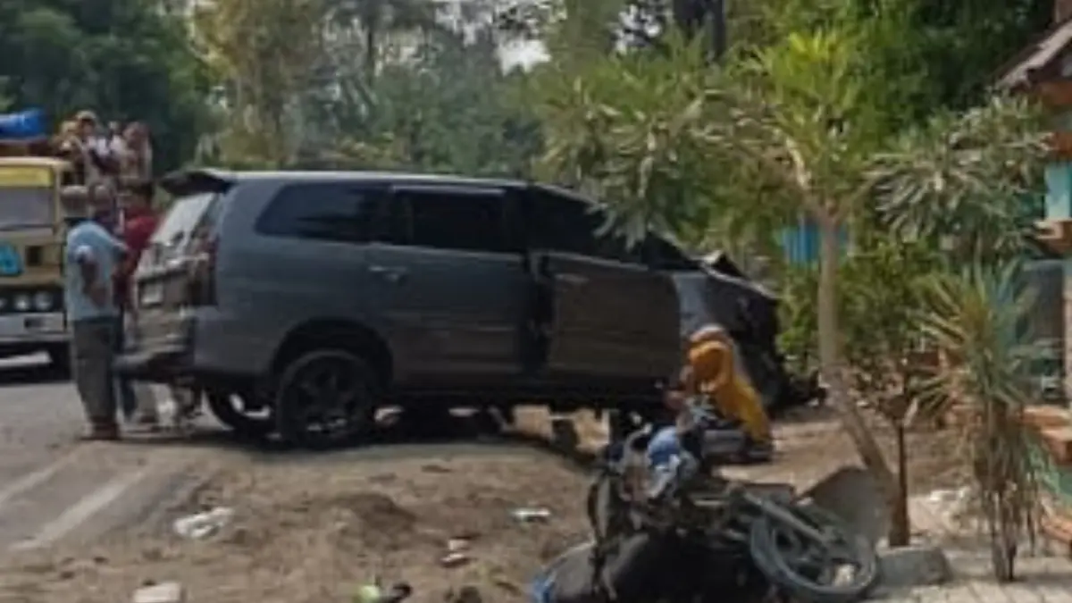 ISTIMEWA/RADAR KUDUS
PETAKA: Mobil Toyota Innova rusak parah rusak parah setelah terlibat kecelakaan tepat di depan SMPN 1 Sulang kemarin.