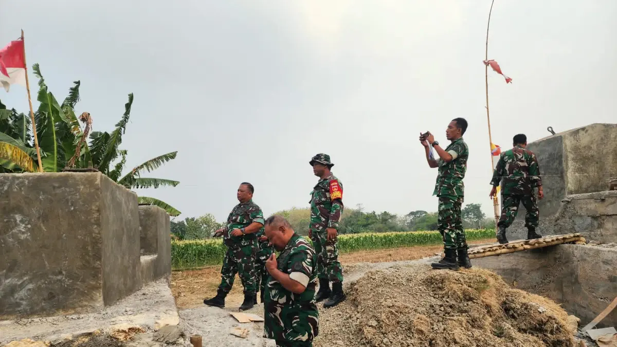 MENGECEK: Tim Zidam IV/Diponegoro saat mengecek salah satu jembatan Perintis Garuda Merah Putih.