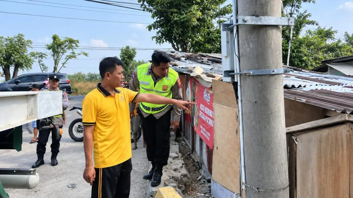OLAH TKP: Polsek Gubug saat melakukan olah TKP pengambilan kabel grounding PLN.
