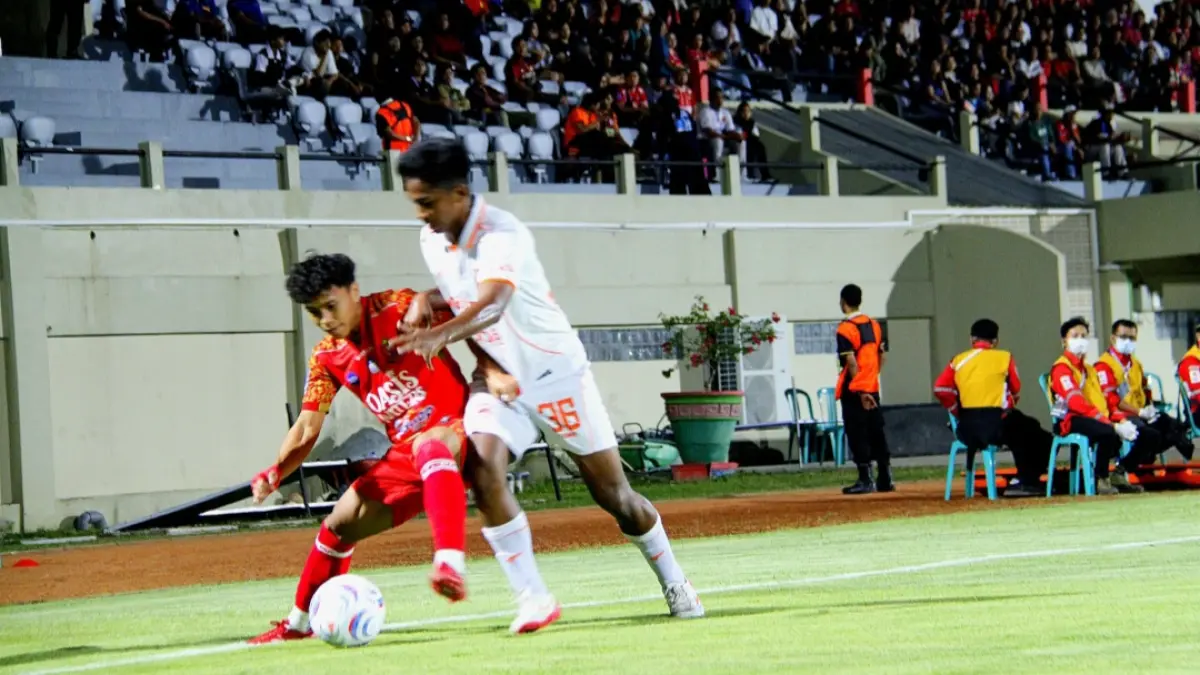 SENGIT: Pemain Persijap Jepara Rendi Saepul berebut bola dengan Pemain Borneo FC Aditya Warman, pada laga Sabtu (12/9). (FIKRI T/RADAR KUDUS)