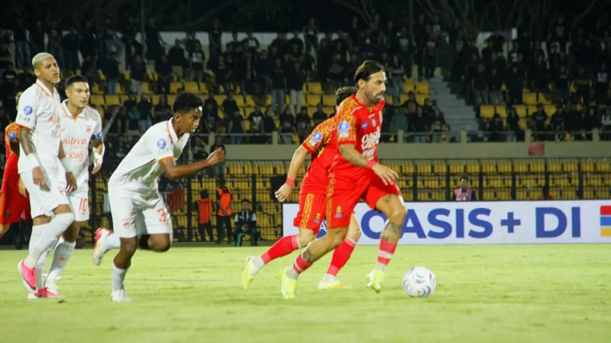 TAK BERKEMBANG: Pemain Persijap Pirulo berupaya menerobos benteng pertahanan lawan, pada laga pekan kedua BRI Super League, Sabtu (12/9).