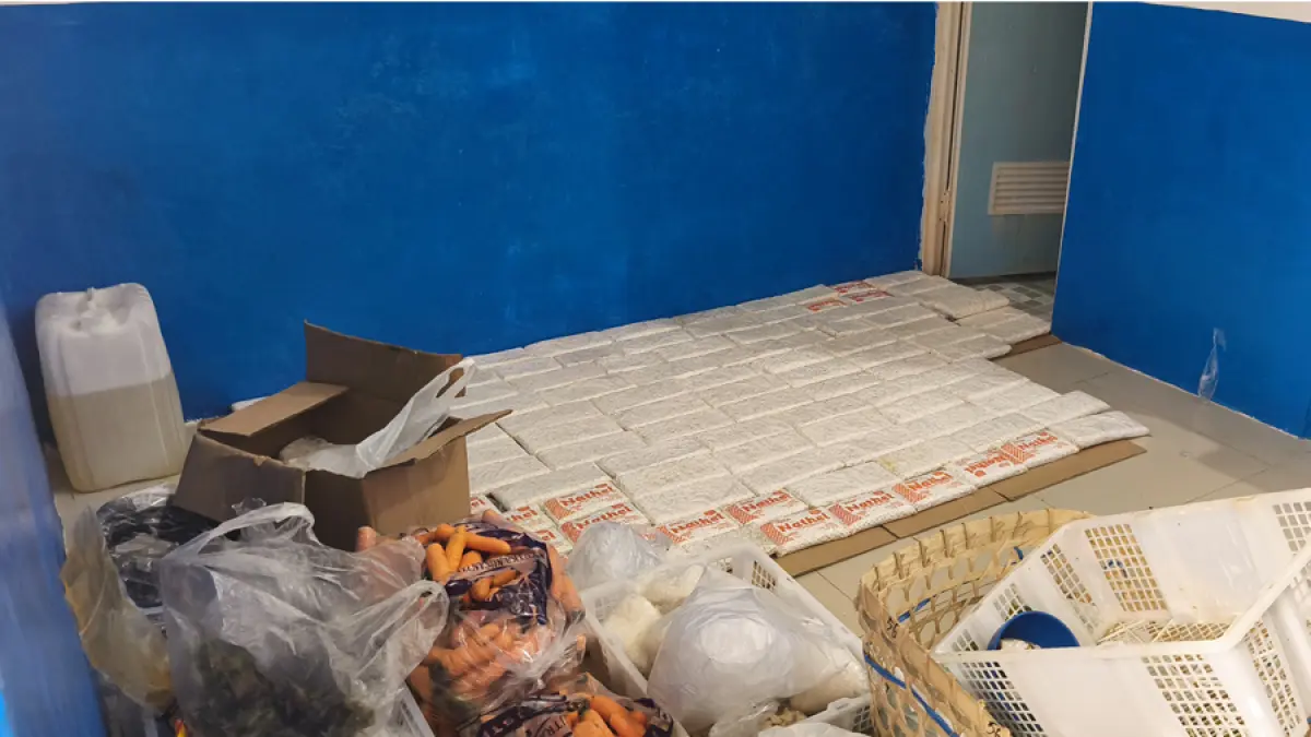 TIDAK SESUAI: Tim Dinkesda Blora menemui adanya peletakan bahan makanan didepan toilet di gudang belakang SPPG Sukorejo 2. (ARIF FAKHRIAN KHALIM/RADAR KUDUS)