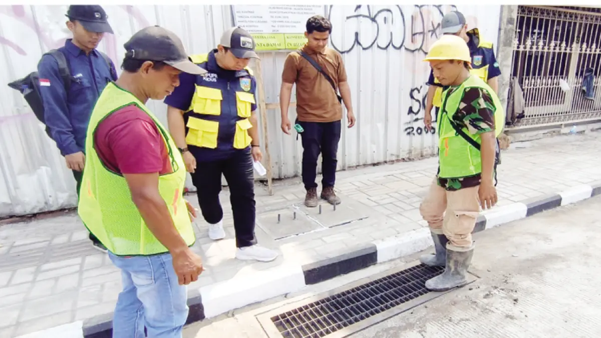 TINJAU: Kepala Bidang Tata Bangunan dan Drainase Dinas Pekerjaan Umum dan Penataan Ruang (PUPR) Kabupaten Kudus Hammad Riza
meninjau perbaikan drainase di Jalan Wahid Hasyim Kudus, Jumat (11/9). (ANDIKA TRISNA SAPUTRA/RADAR KUDUS)