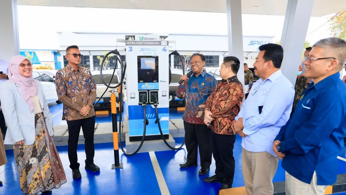 Wakil Direktur PLN, Yusuf Didi Setiarto (keempat dari kanan) menyampaikan, pengembangan ekosistem kendaraan listrik membutuhkan kolaborasi dengan berbagai pihak. Karena itu, PLN terus membuka ruang kerja sama dengan mitra untuk memperluas infrastruktur sekaligus meningkatkan kualitas layanan SPKLU di berbagai wilayah.