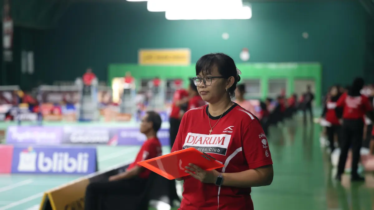 BERSAING KETAT: Tim Pencari Bakat PB Djarum Maria Kristin memantau atlet yang bertanding. (PB DJARUM UNTUK RADAR KUDUS)