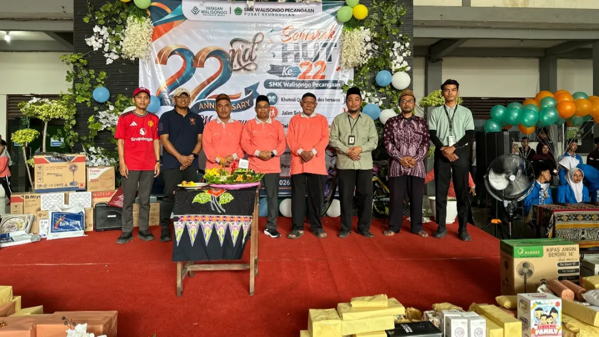 BERTUMBUH: Para tetua, sesepuh hingga Camat Pecangaan Yenny Yahya (kedua dari kiri) turut khidmat acara peringatan HUT ke-22 SMK Walisongo Pecangaan Jepara.