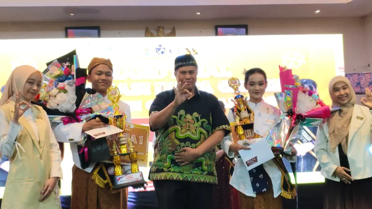JUARA GENRE 2026 – Kepala DP3AKB Grobogan Edi Mulyanto bersama dengan juara Genre Kabupaten Grobogan Tahun 2026 di Hotel Front One, Sabtu (12/9)