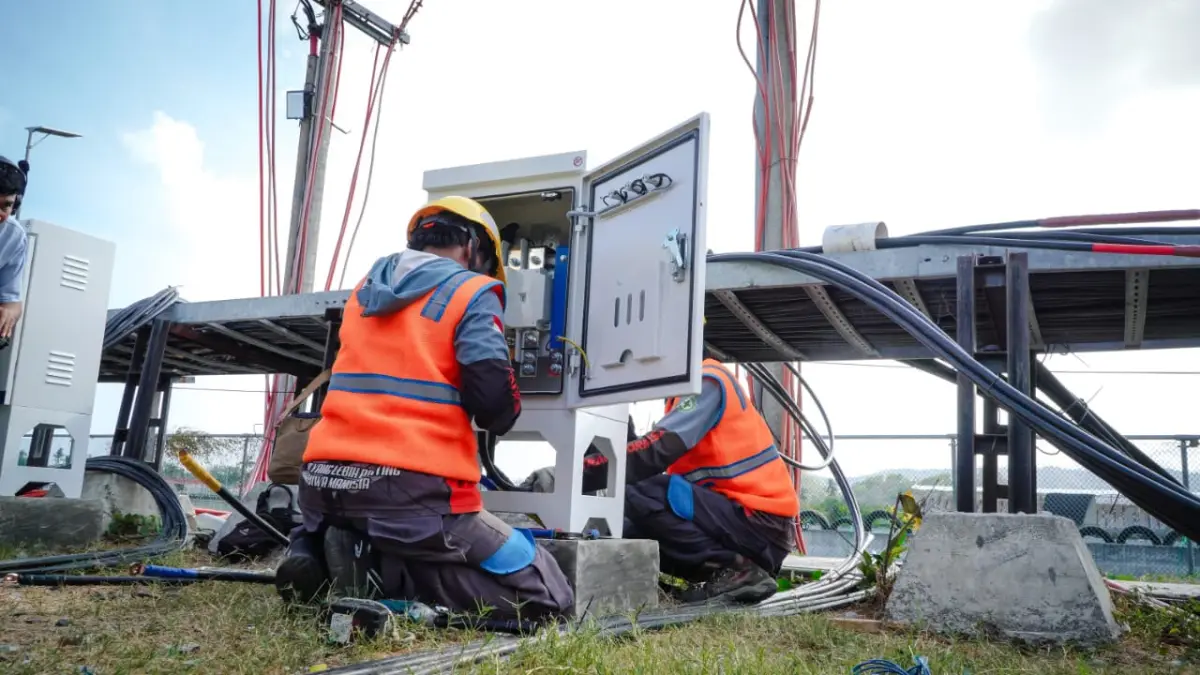 Petugas PLN sedang mengecek panel dan jaringan kelistrikan agar seluruh sistem siap dalam mendukung _event_ internasional MotoGP di Sirkuit Mandalika, Nusa Tenggara Barat pada 9-11 Oktober 2026.