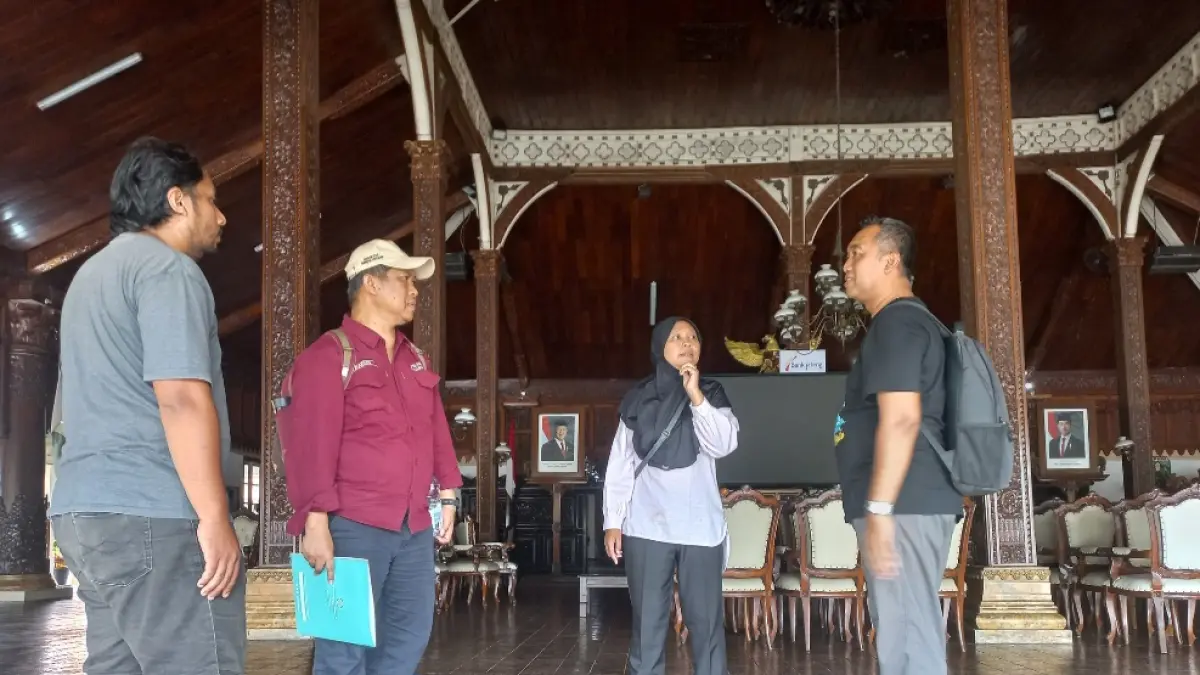 PROGRESIF: Perwakilan BPK Jateng, Dinas Pariwisata dan Kebudayaan Jepara serta Komunitas Rumah Kartini sedang berdiskusi mengenai kondisi Museum. (FIKRI T/RADAR KUDUS)