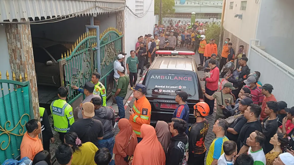 Warga saat melihat proses evakuasi (Foto: Radar Banyuwangi)
