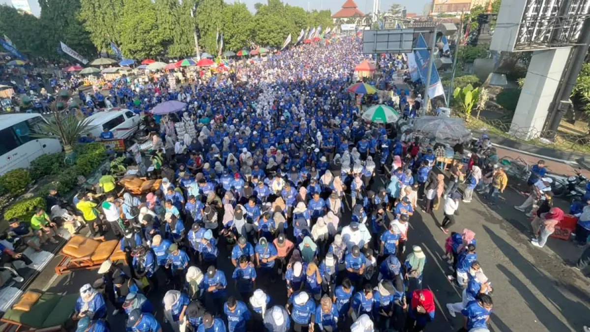 ANTUSIASME: Sepuluh ribu peserta Mlampah Sesarengan Bupati-Wakil Bupati Kudus 2026 di sepanjang rute jalan sehat, Minggu (13/9). (ANDIKA TRISNA SAPUTRA/RADAR KUDUS)
