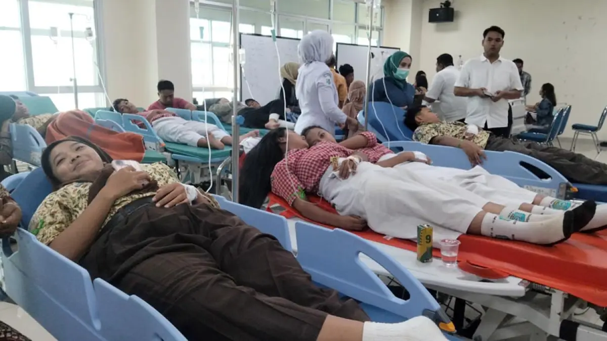 DIRAWAT: Siswa keracunan MBG diperiksa di RSUD Soewondo belum lama ini. (ANDRE FAIDHIL FALAH/RADAR KUDUS)