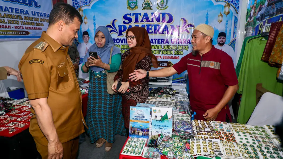 Gubernur Jateng Ahmad Luthfi saat meninjau stand pameran Serambi Nusantara di kawasan parkir Simpang Lima Semarang.
