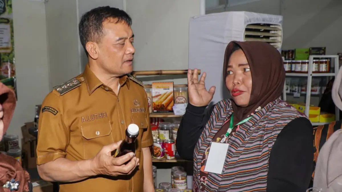 Gubernur Jawa Tengah Ahmad Luthfi tengah berdialog dengan salah satu pelaku UMKN di Pameran Serambi Nusantara