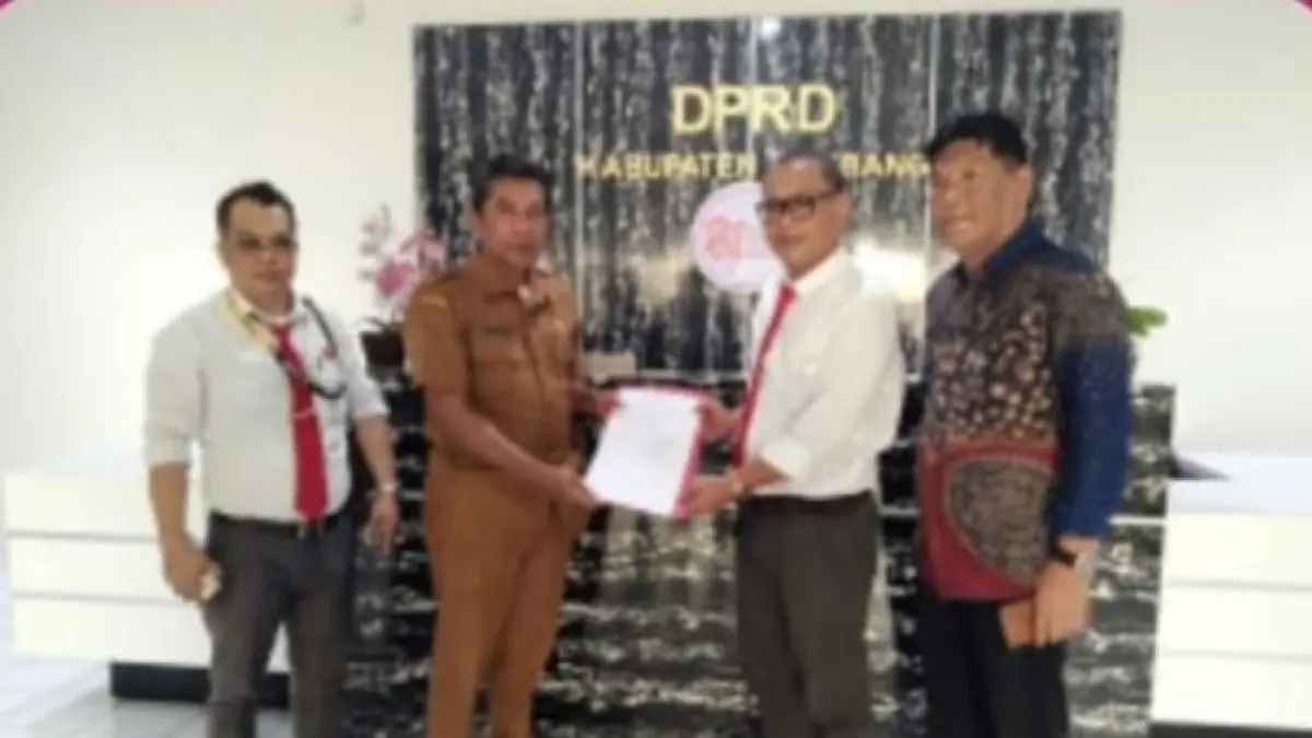 ISTIMEWA/RADAR KUDUS
DIADUKAN: Tim Kuasa Hukum SM mengadukan oknum anggota DPRD Rembang berinisial WD ke Badan Kehormatan (BK) atas dugaan perselingkuhan kemarin (14/9).