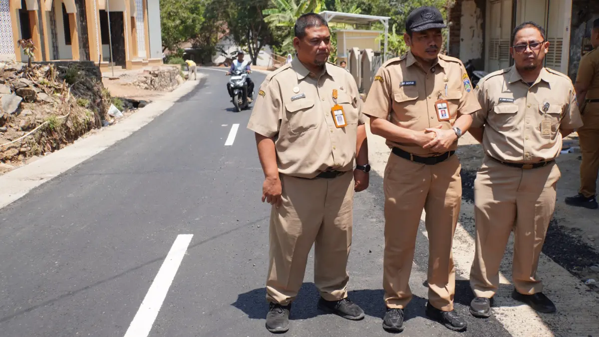 MULUS: Sekda Jepara Ary Bachtiar (tengah) mengecek lokasi pembangunan jalan di Pancur dan meminta pengawasan pekerjaan jalan diperkuat.