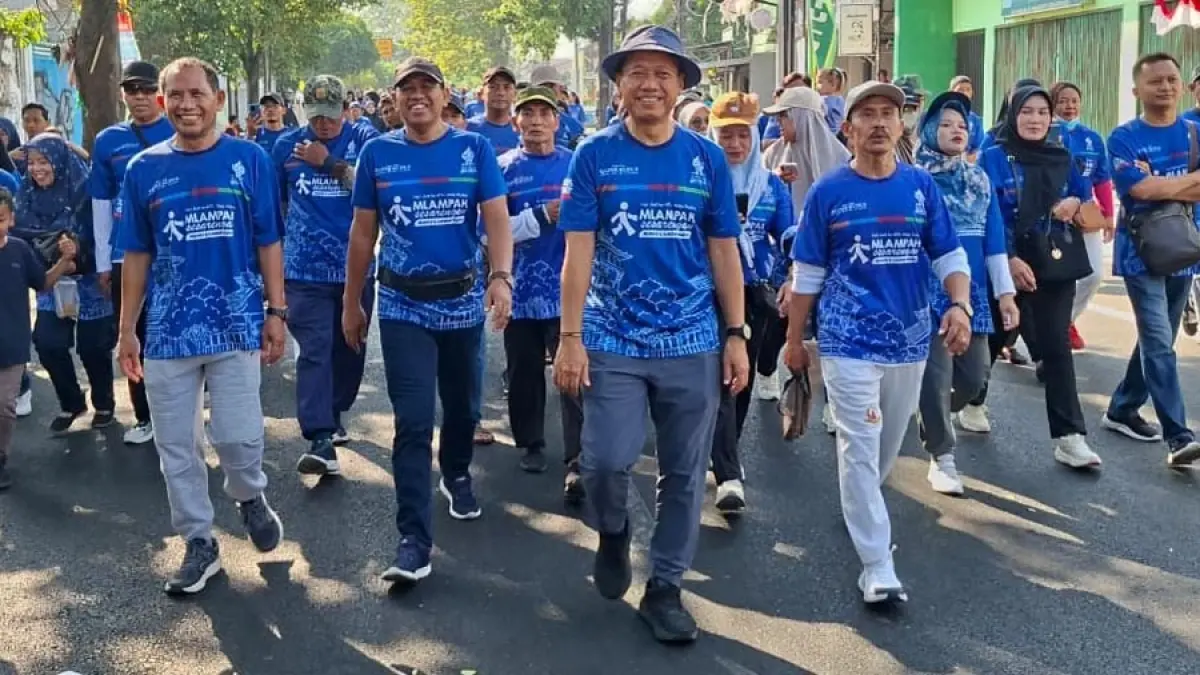 SEMANGAT BERSAMA: Bupati Kudus Sam’ani Intakoris membuka kegiatan Mlampah Sesarengan Bupati dan Wakil Bupati Kudus. (ANDIKA TRISNA SAPUTRA/RADAR KUDUS)