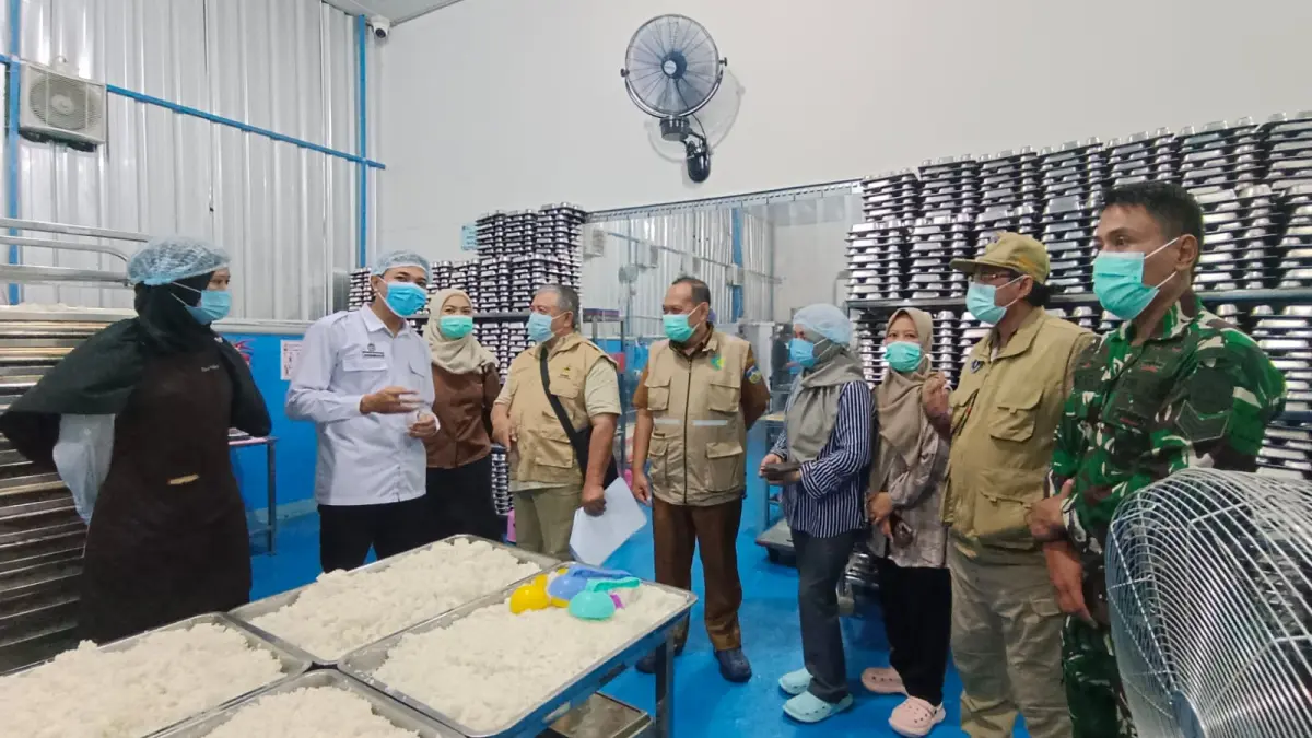 SIDAK: Sebanyak 21 SPPG di setiap kecamatan di Jepara diperiksa mulai pukul 03.00 WIB. Petugas mengecek proses memasak, sampel makanan, air, alat makan hingga limbah.