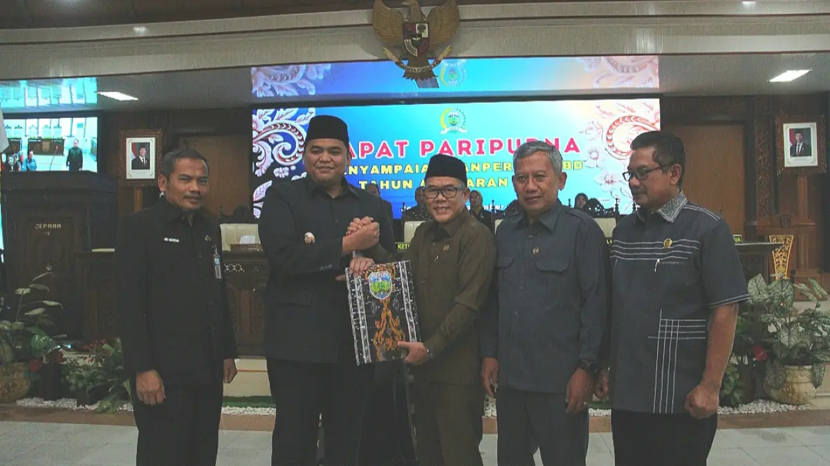 SINERGIS: Proses penyerahan draf APBD Perubahan 2026 pada Rapat Paripurna Senin (12/9). (FIKRI THOHARUDIN/RADAR KUDUS)