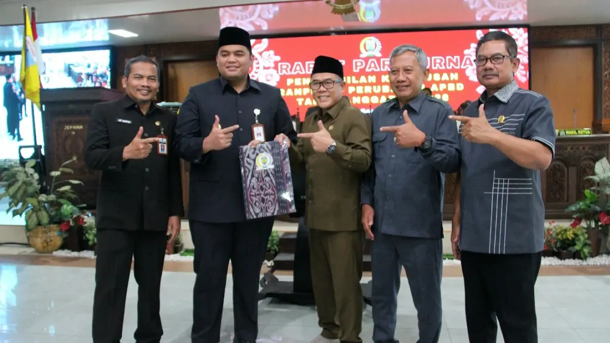 SINERGIS: Wabup Jepara M. Ibnu Hajar menyerahkan Ranperda APBD 2027 kepada Ketua DPRD Jepara Agus Sutisna, pada Senin (14/9).