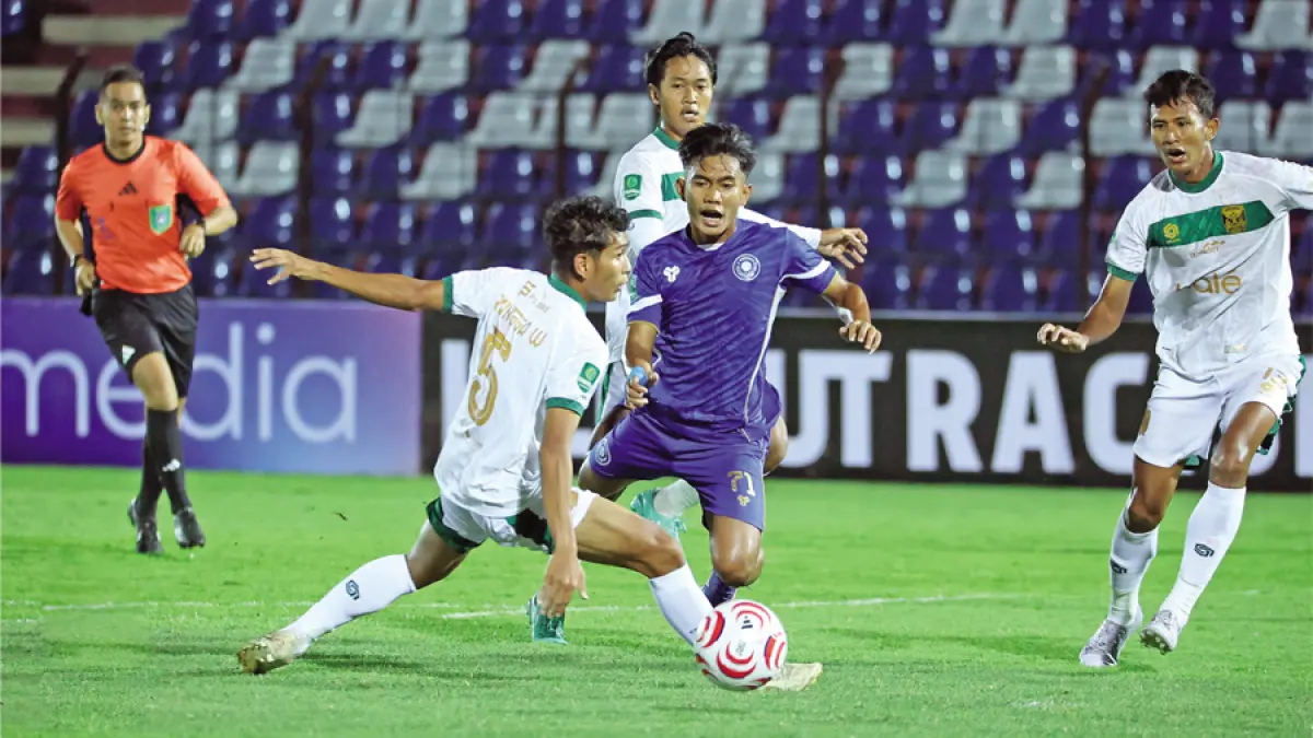 TAMPIL NGOTOT: Pemain Persiku Kudus saat menghadapi Adhyaksa Bekasi FC. (ANNAM KUWOK UNTUK RADAR KUDUS)