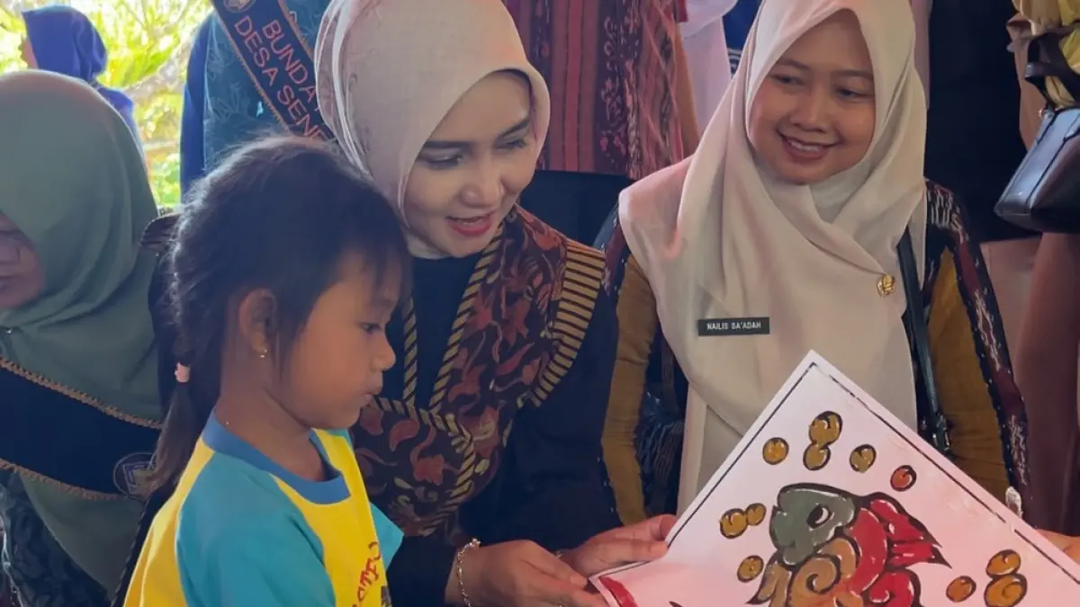 ANTUSIAS: Bunda PAUD Kabupaten Jepara Laila Saidah Witiarso mendampingi peserta.
