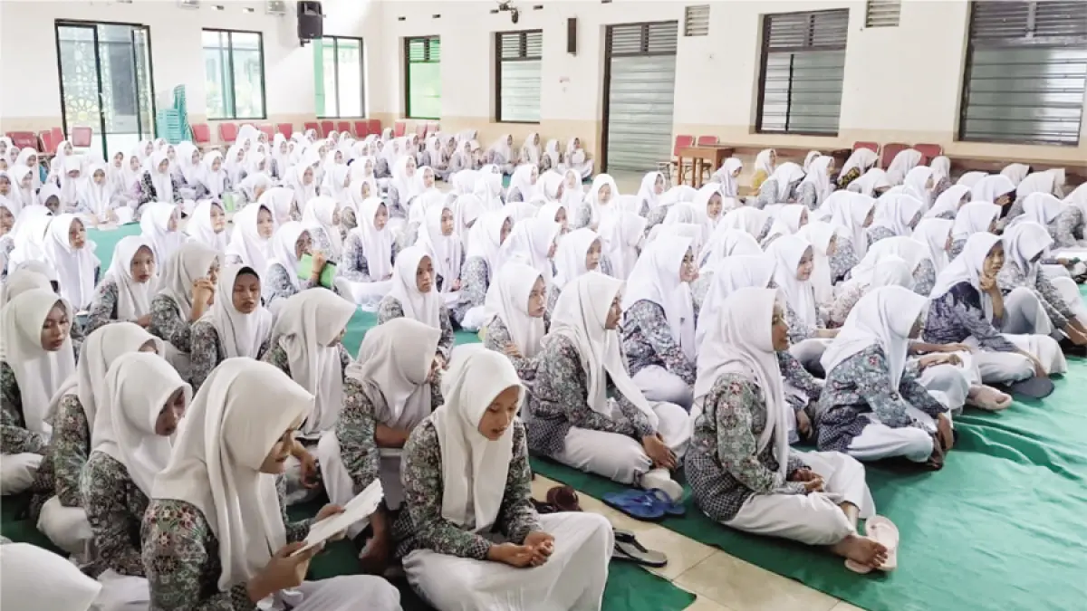 BERANGSUR MEMBAIK: Siswa MAN Lasem menggelar doa di aula sekolah beberapa waktu lalu. (MAN LASEM UNTUK RADAR KUDUS)