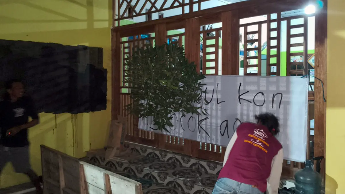 DIBLOKADE: Warga mencorat-coret tembok salah satu pondok di Kayen belum lama ini. (ANDRE FAIDHIL FALAH/RADAR KUDUS)
