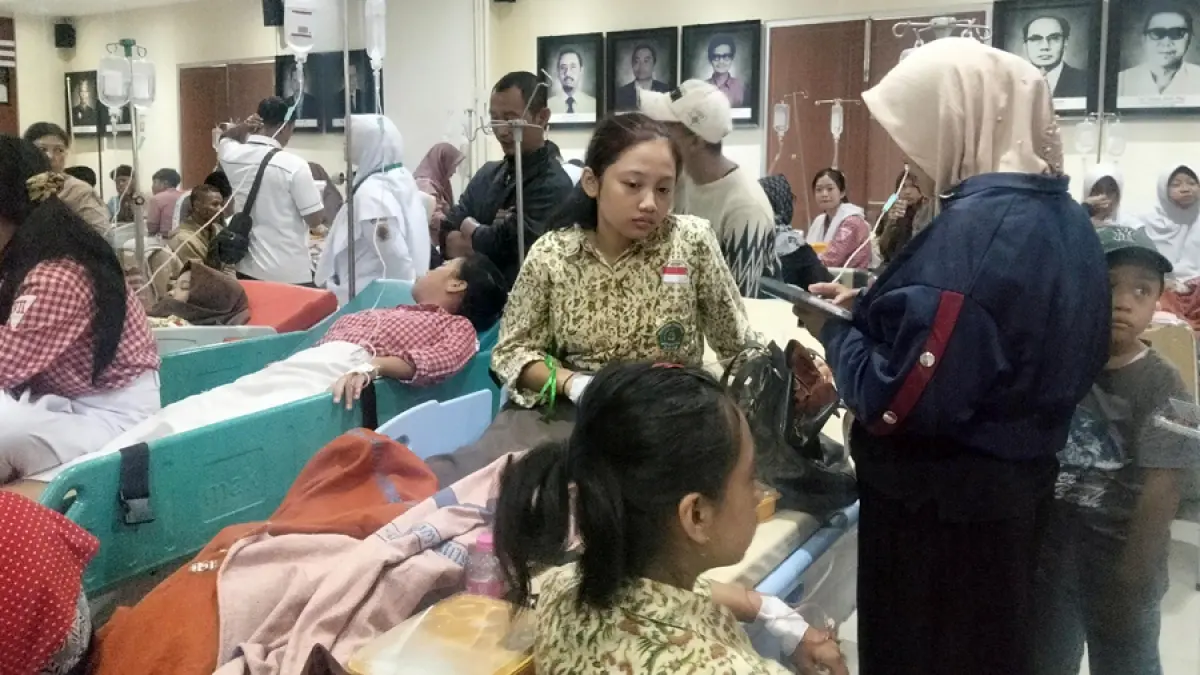 DUDUK: Siswa keracunan MBG dirawat di RSUD Soewondo belum lama ini. (ANDRE FAIDHIL FALAH/RADAR KUDUS)