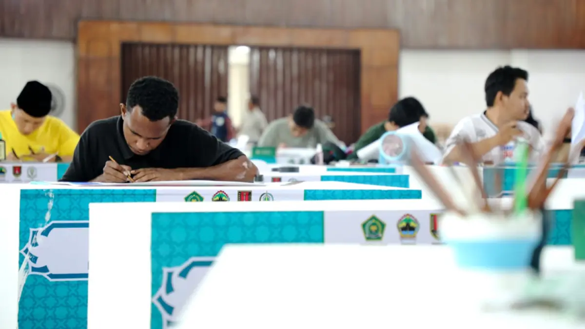 FOKUS: Para peserta lomba kaligrafi MTQ menyelesaikan karya seni kaligrafinya.