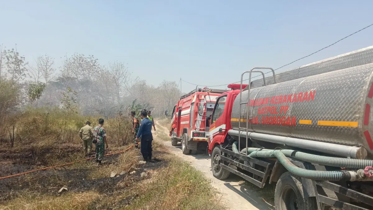 KEBAKARAN: Koramil 04/Godong dan Damkar saat melakukan pendinginan di lahan Desa Godong Kecamatan Godong.
