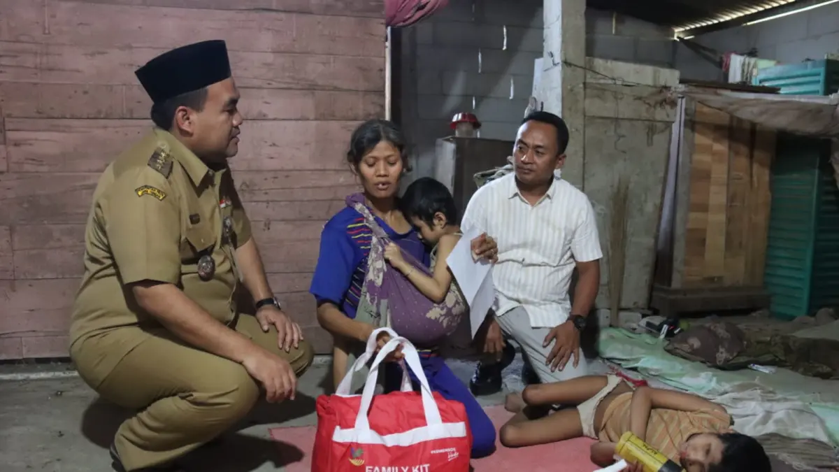 PEDULI: Bupati Blora Arief Rohman (paling kiri) saat mengunjungi lansia di Desa Gagakan, Kecamatan Sambong yang tinggal di rumah reyot. (Prokompim Pemkab Blora)